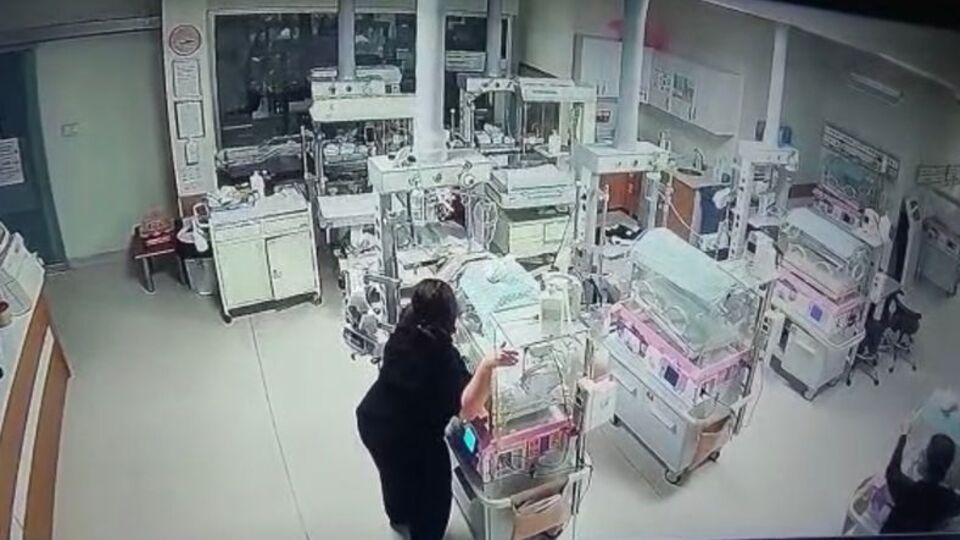 Deprem anında kuvözleri tutan Gazel hemşire konuştu!