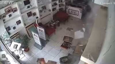 Malatya'da dükkan kamerasına yansıyan deprem anı