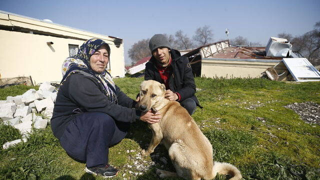 Deprem gecesi 'Çilek' ile güvenli bölgeye ulaştılar