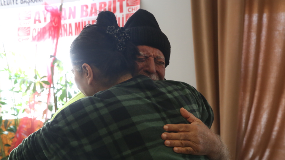 Deprem felaketinden sonra ağlatan kavuşmalar!