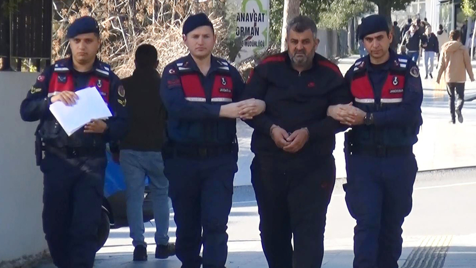 Yıkılan binanın müteahhidi 'depremzede olarak' otelde yakalandı!