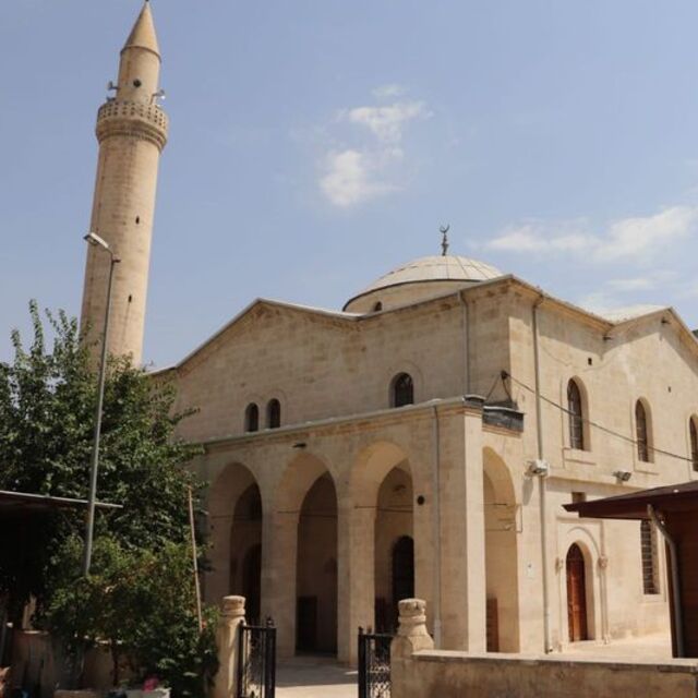 Tarihi cami depremde yıkıldı
