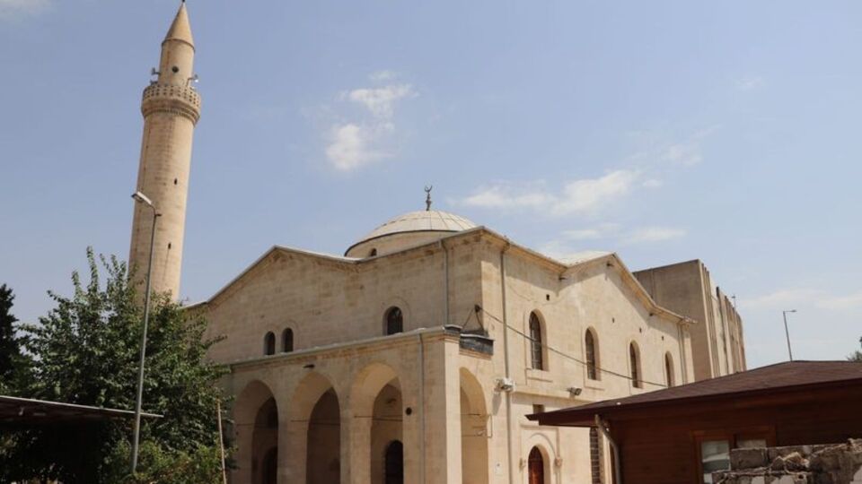 Tarihi cami depremde yıkıldı