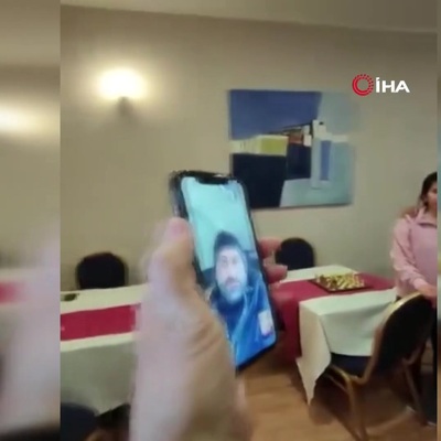 Volkan Demirel, depremzede çocuklarla konuşurken duygusal anlar yaşadı
