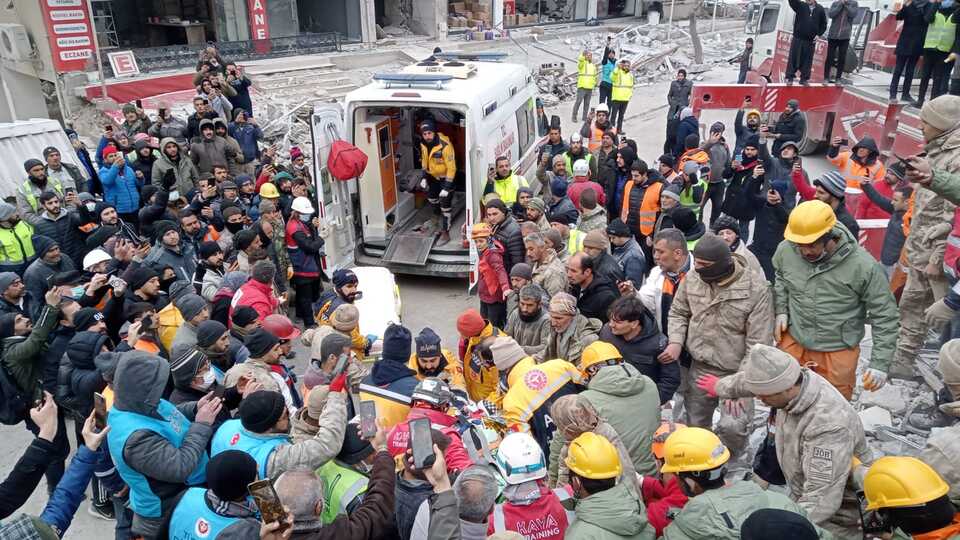 Tüm gözler deprem bölgesinde! Peş peşe mucizeler yaşanıyor