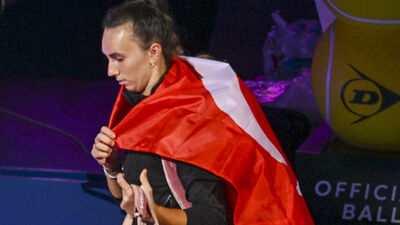 Milli tenisçi İpek Öz, maça Türk bayrağıyla çıktı