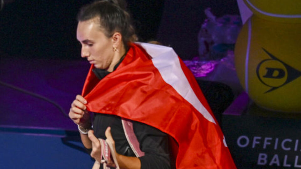 Milli tenisçi İpek Öz, maça Türk bayrağıyla çıktı