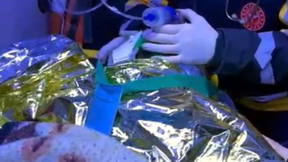 Enkazdan 138 saat sonra çıkarıldı! "Özel hastaneye götürmeyin param yok!"