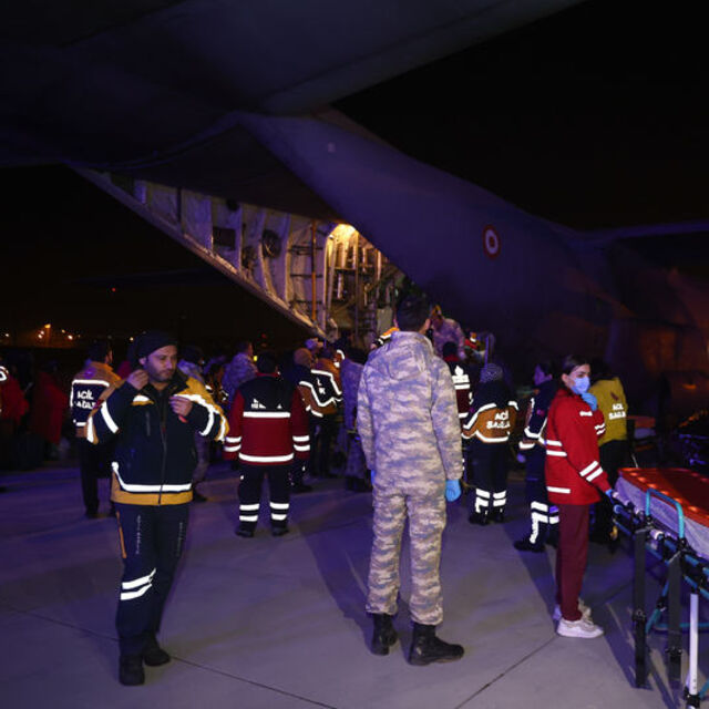 Yaralı 49 depremzede askeri uçakla İstanbul'a getirildi