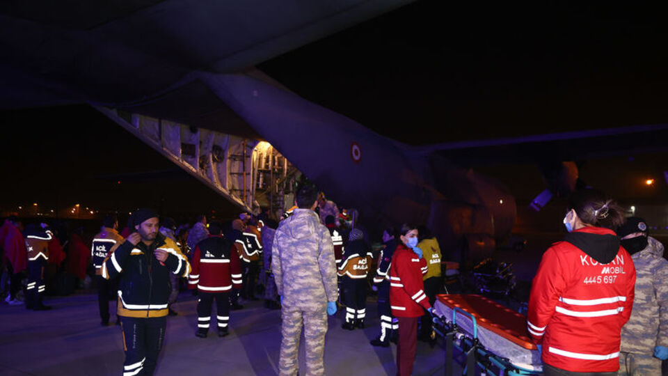 Yaralı 49 depremzede askeri uçakla İstanbul'a getirildi
