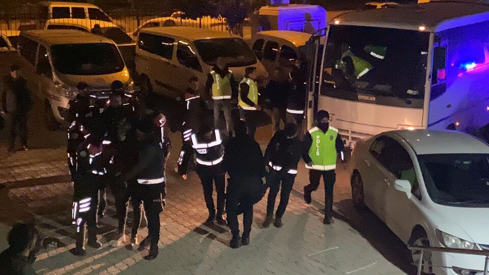 Deprem bölgesinde yağmacılara linç girişimi