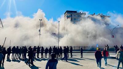 Yıkımına başlanan hasarlı bina bir anda çöktü!