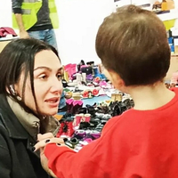 Depremzede çocuklarla ilgilendi