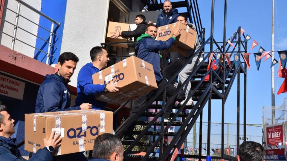 Altınordulu futbolculardan depremzedelere destek