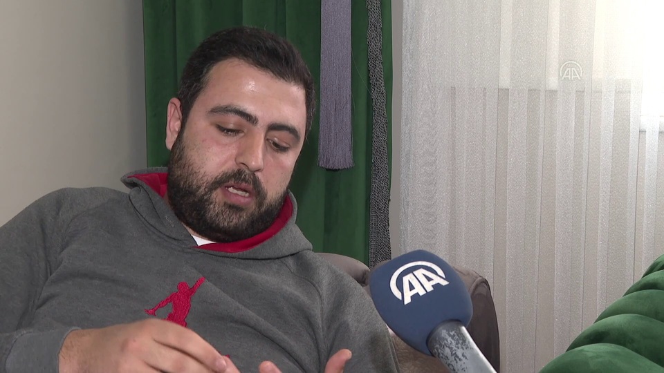 Enkazda bulduğu testere ile kurtuldu!