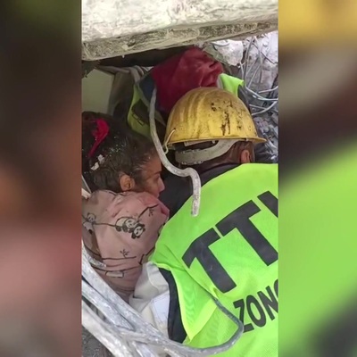 Enkaz altından 201 saat sonra 26 yaşındaki öğretmen Emine Akgül sağ çıkarıldı