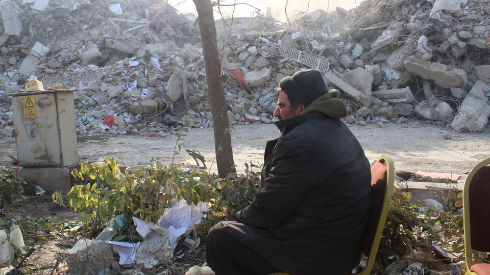 Aynı binada 15 yakınını kaybetti! Kahreden bekleyiş