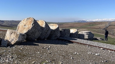 2 bin yıllık 'Tokalaşma Sütunu' yıkıldı