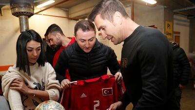 Emre Aşık, milli takım formasını hediye etti