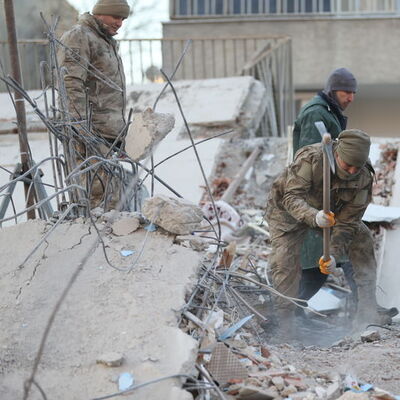 Yıkılan binalarla ilgili 18 kişi tutuklandı!