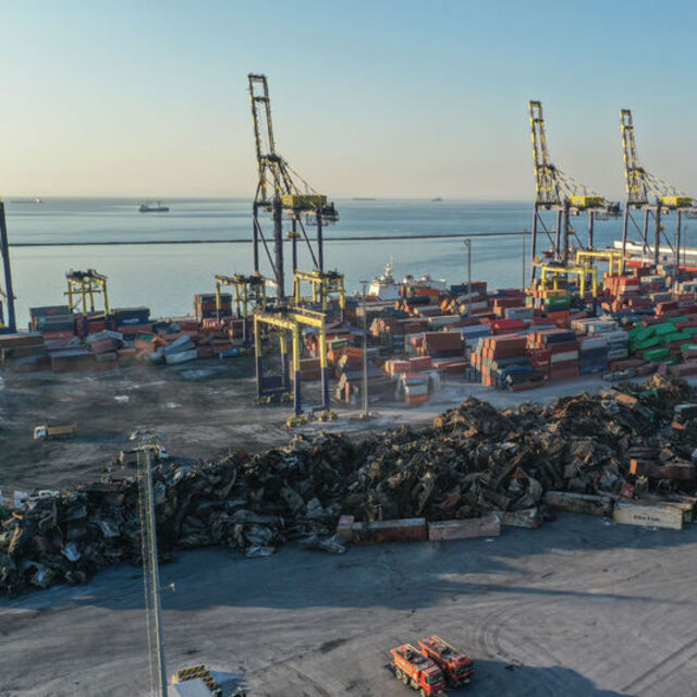 İskenderun Limanı'nda yanan konteynerler kaldırılıyor