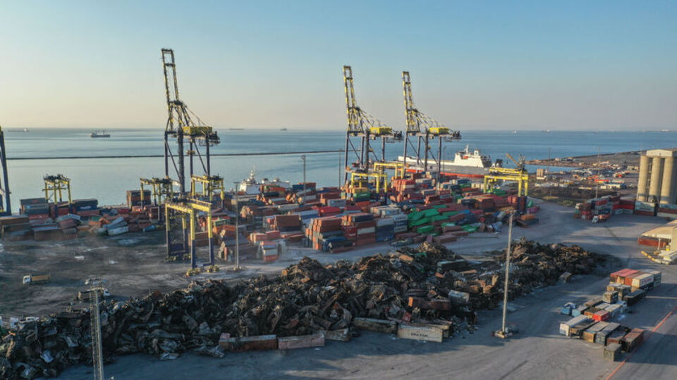 İskenderun Limanı'nda yanan konteynerler kaldırılıyor