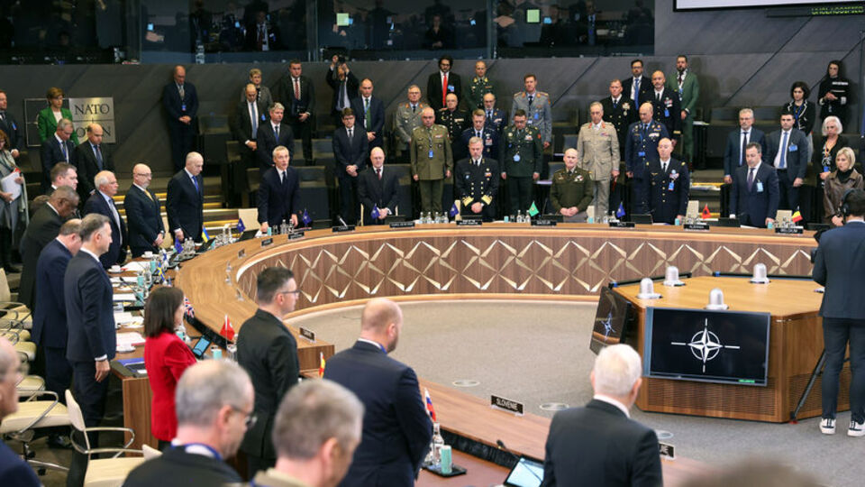 NATO'dan depremde hayatını kaybedenlere 'saygı duruşu'