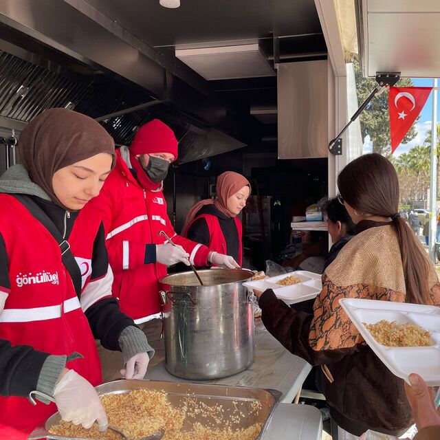 İstifa etti yardıma koştu