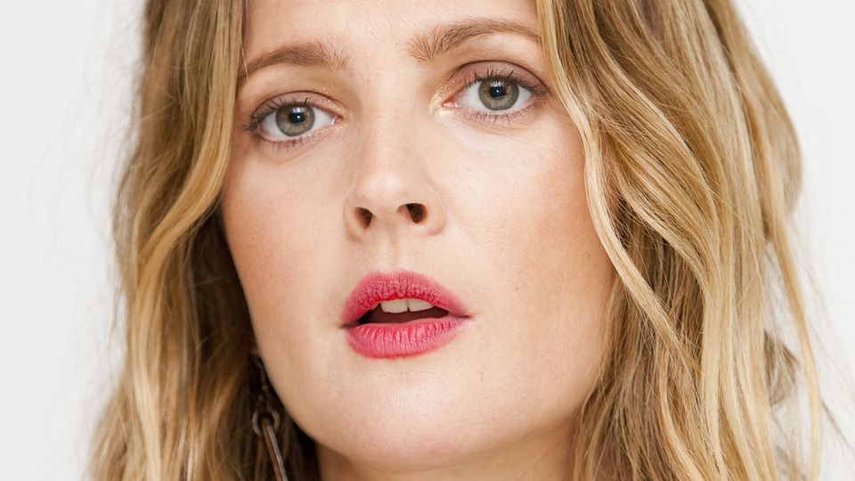 Depremzedeler için bağış topluyor