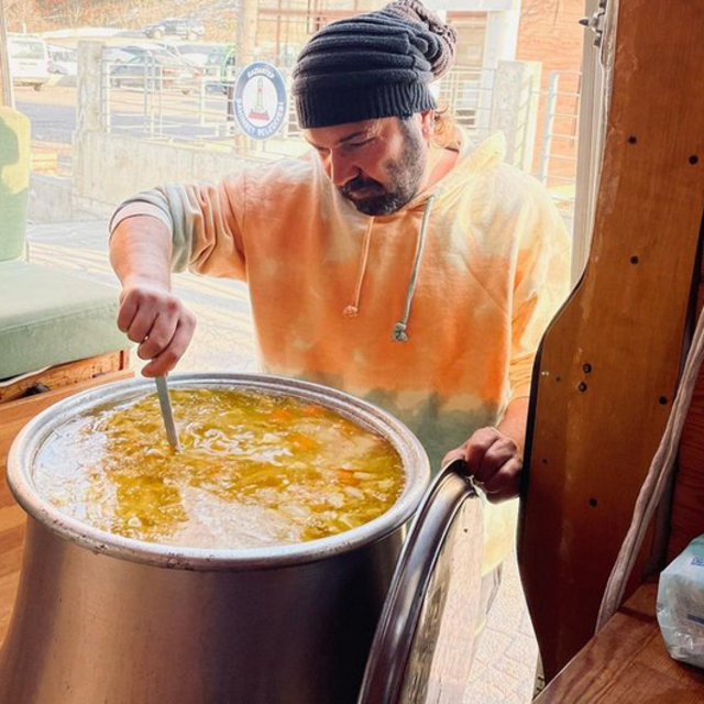 Depremzedelere yemek dağıttı