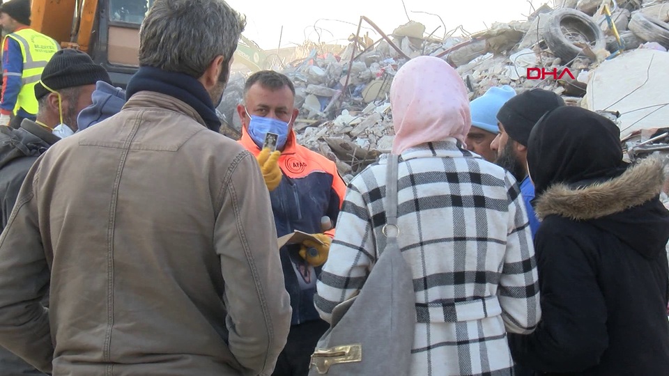 Enkaz başında vesikalık fotoğrafla teşhis!