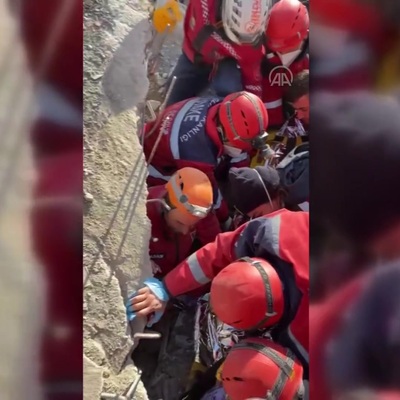 Depremin 222. saatinde 42 yaşındaki Melike İmamoğlu enkazdan sağ çıkarıldı