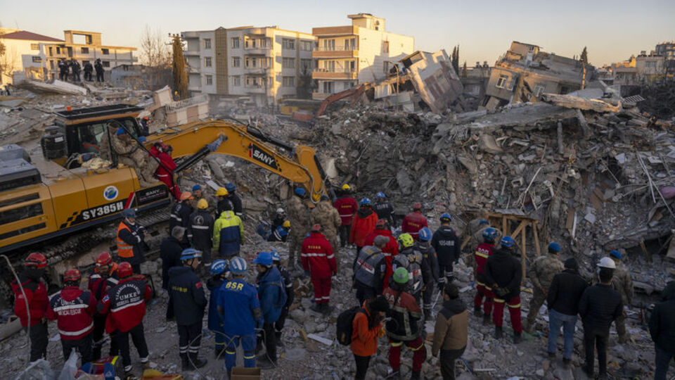 Deprem bölgesinde incelemede bulunan yer bilimci Prof. Dr. Sözbilir: İnsanlık suçunu paylaşalım!