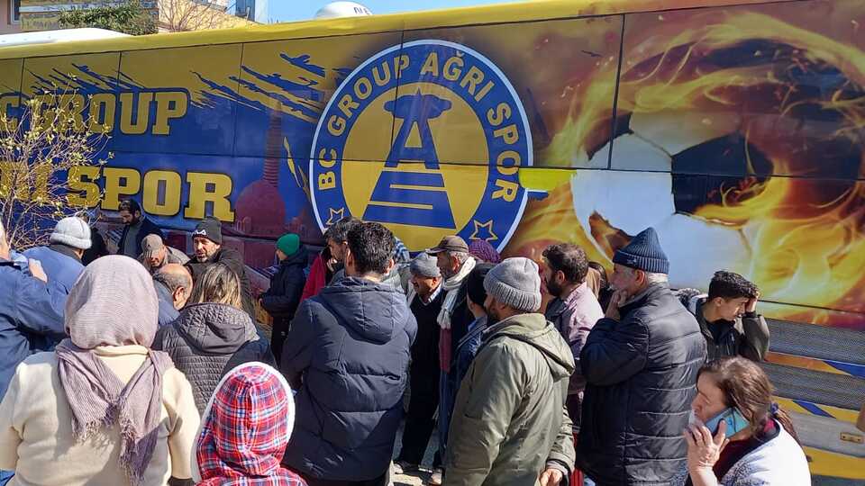 Ağrıspor takım otobüsü depremzedeleri taşıyor