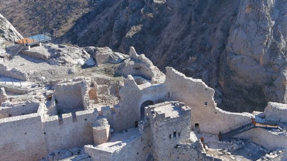 Kahta Kalesi depremde hasar gördü