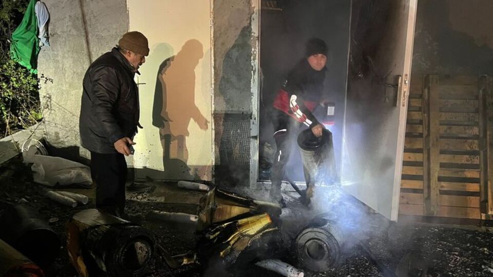 Şantiyedeki yangında personel yatakhanesi yandı