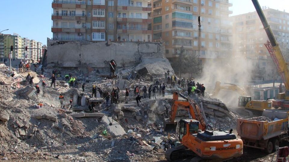 Diyarbakır'da depremde yıkılan binalara ilişkin 15 tutuklama