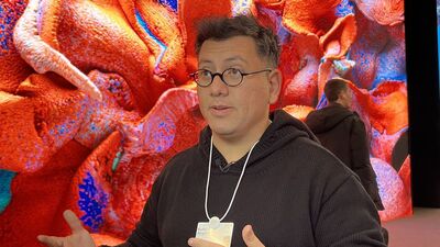 Refik Anadol'dan depremzedelere destek