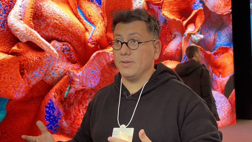 Refik Anadol'dan depremzedelere destek