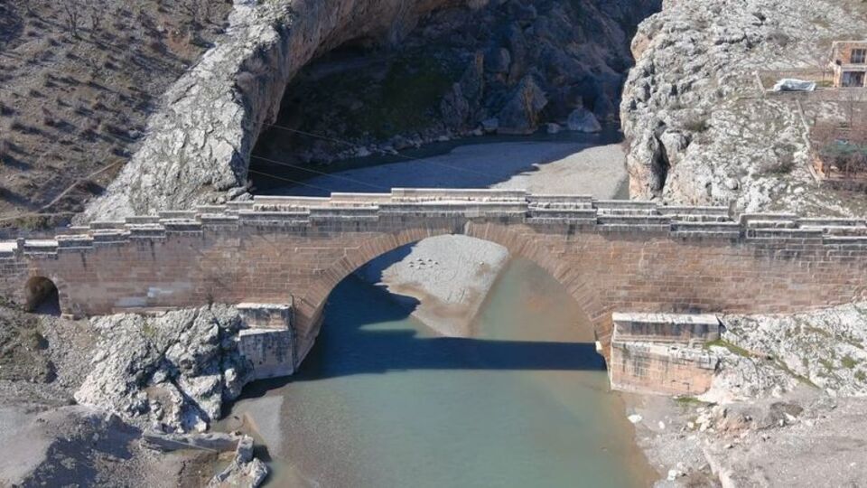 Tarihi Cendere Köprüsü depremde yıkılmadı