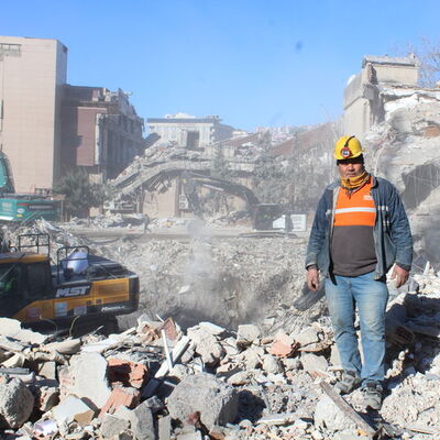 5 akrabasını depremde kaybetti! Koca yürekli madenci!