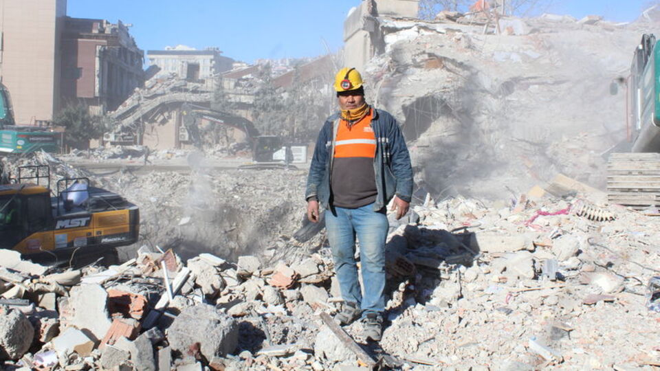 5 akrabasını depremde kaybetti! Koca yürekli madenci!