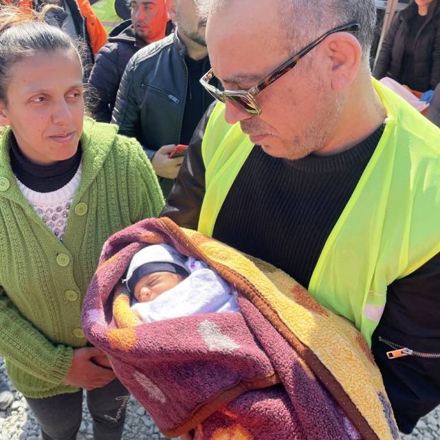 Enkazdan kurtarılan 10 günlük bebeğin adını koydu