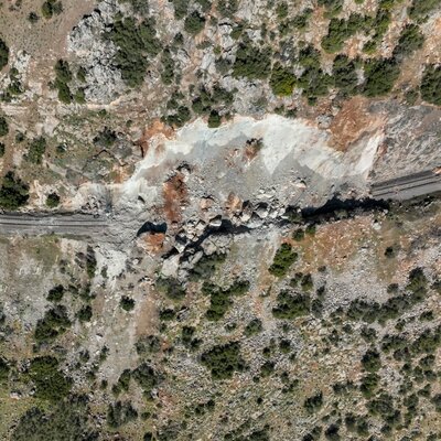Tarlalarda çökme meydana geldi, dev kayalar demir yolunu kapattı!