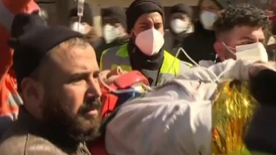 Depremin 261. saatinde iki kişi daha kurtarıldı