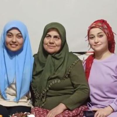 3 evladını deprem aldı! Yürek yakan acı!