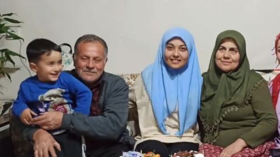 3 evladını deprem aldı! Yürek yakan acı!