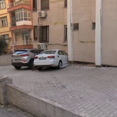 Araçlar kalkan oldu! Çöken binaları ayakta tuttular