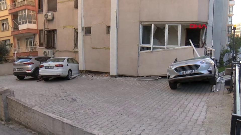 Araçlar kalkan oldu! Çöken binaları ayakta tuttular