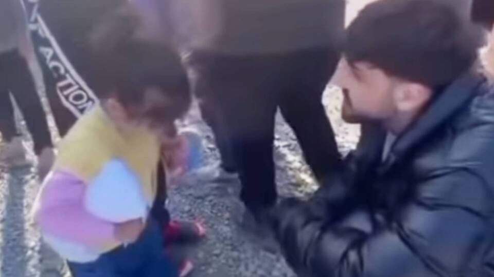 Depremzede çocukları ziyaret etti